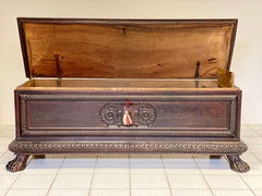 Cassapanca lombarda con stemma inizio XVII secolo