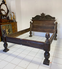 Letto in noce Luigi XIV . Lombardia XVII secolo