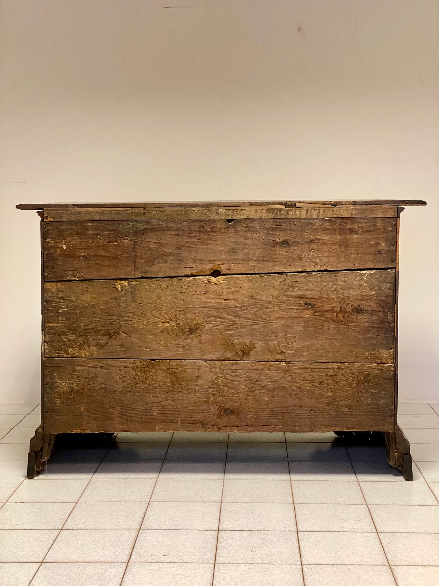 Emilian Bolognese chest of drawers in walnut, late 17th century
