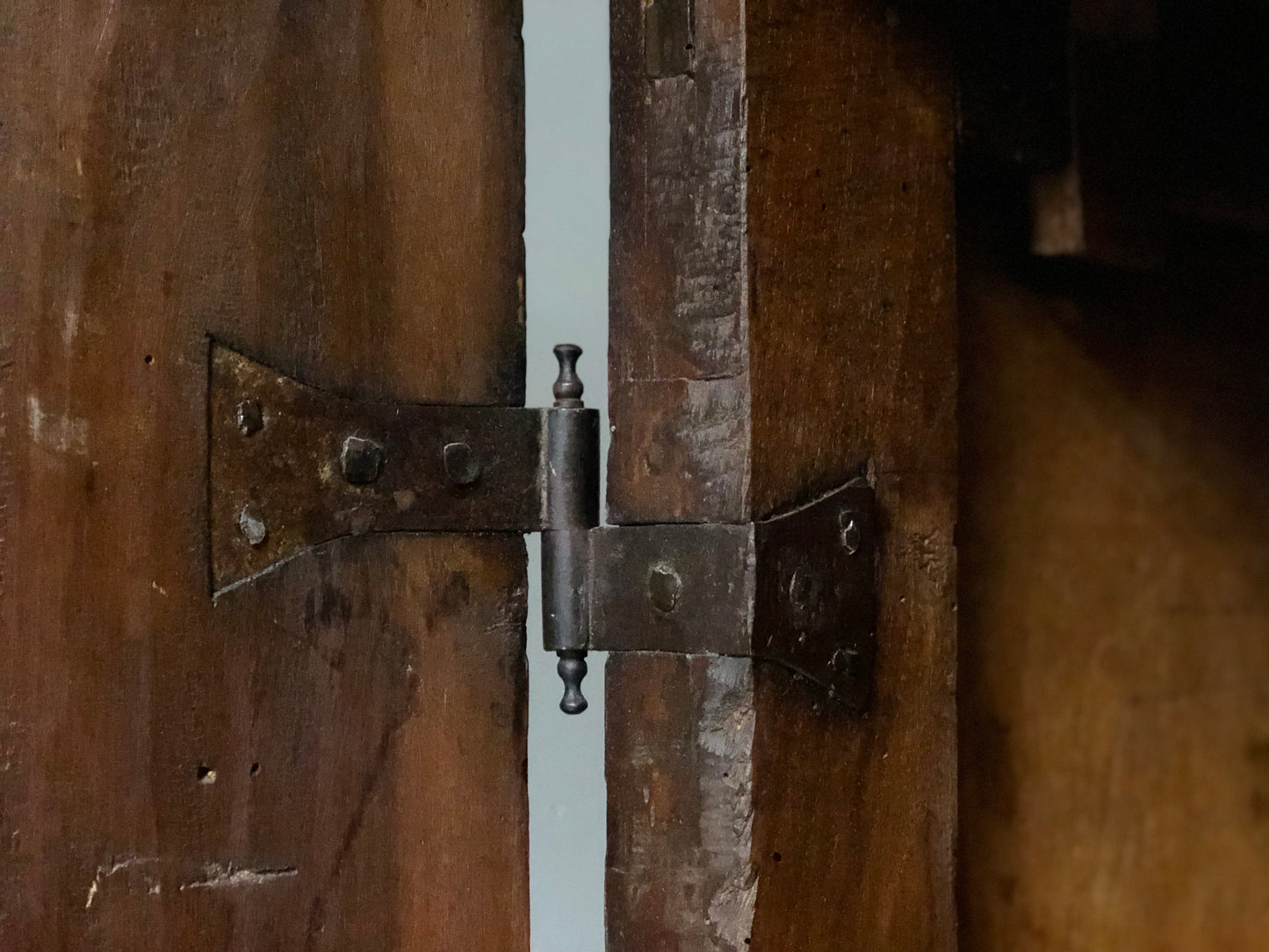Walnut wardrobe with cloverleaf. Genoa 17th century