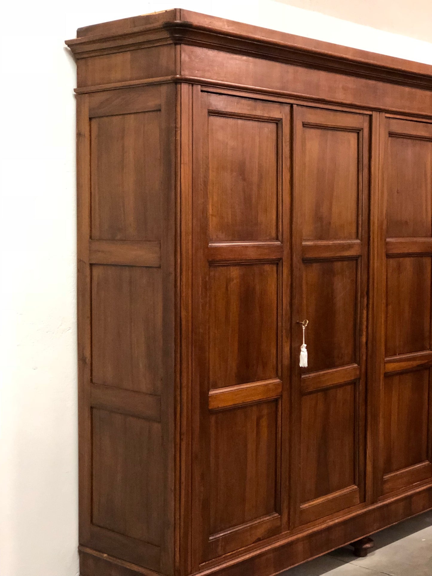 Four-door wardrobe in Lombard Charles X walnut
