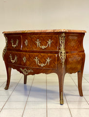 Cassettone a forma bombata .bois de rosa ebano viola . XIX secolo