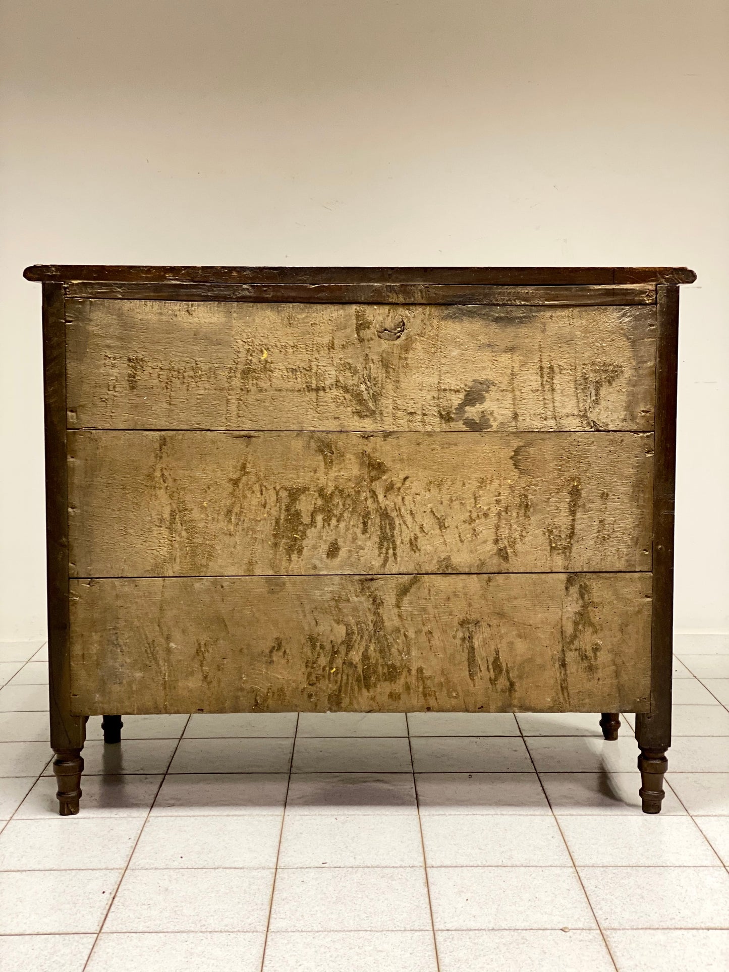 Walnut chest of drawers shaped on the front. Mid 18th century