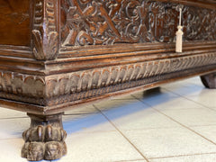 Cassapanca lombarda scolpita . Cremona inizio XVII secolo