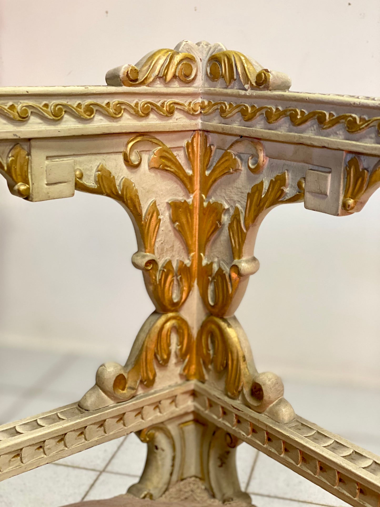 Coppia di poltrone ad angolo . Lacca e oro . XIX secolo