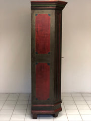 Armadio scantonato laccato e dipinto. XVIII secolo