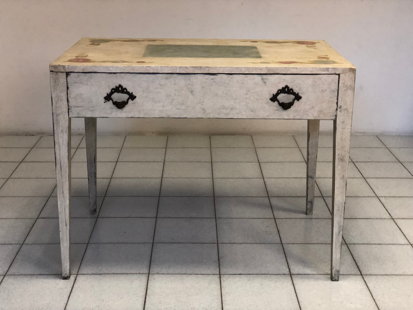 Lacquered and painted table with pin legs