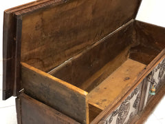 Cassapanca lombarda veneta scolpita . XVII secolo