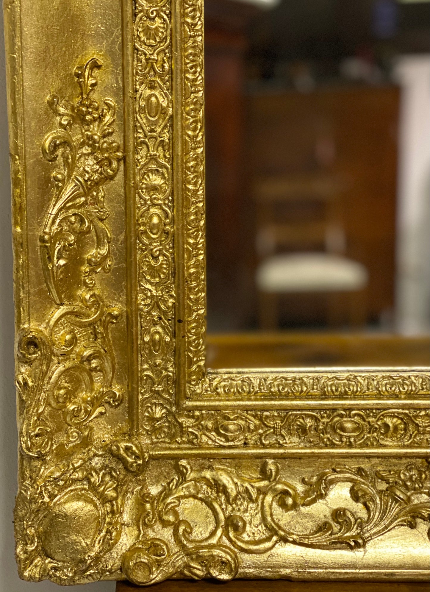 Specchiera in legno intagliato e dorato. Lombardia XIX secolo