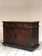 Credenza in noce pannellata fronte e fianchi . XVII secolo