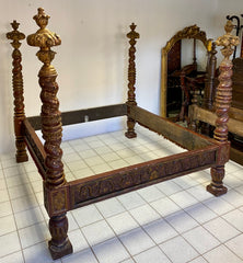Letto matrimoniale legno laccato dorato. Lucca Siena fine XVI inizio XVII secolo