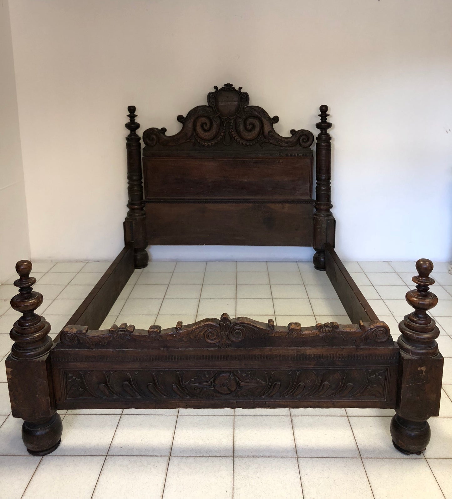 Letto lombardo in noce . XVI secolo