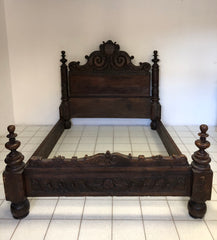 Letto lombardo in noce . XVI secolo