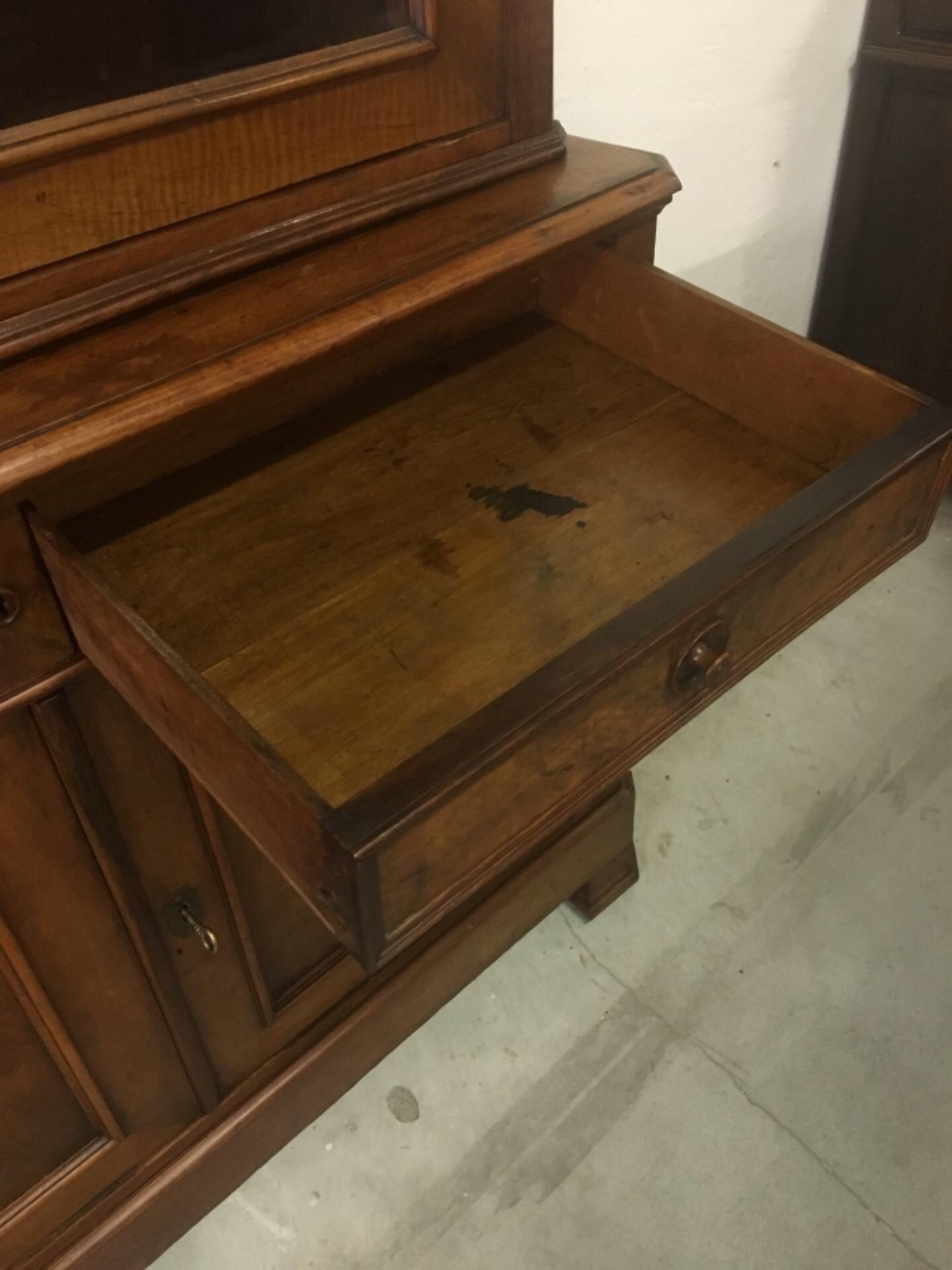 Credenza vetrina libreria Luigi Filippo in noce massello