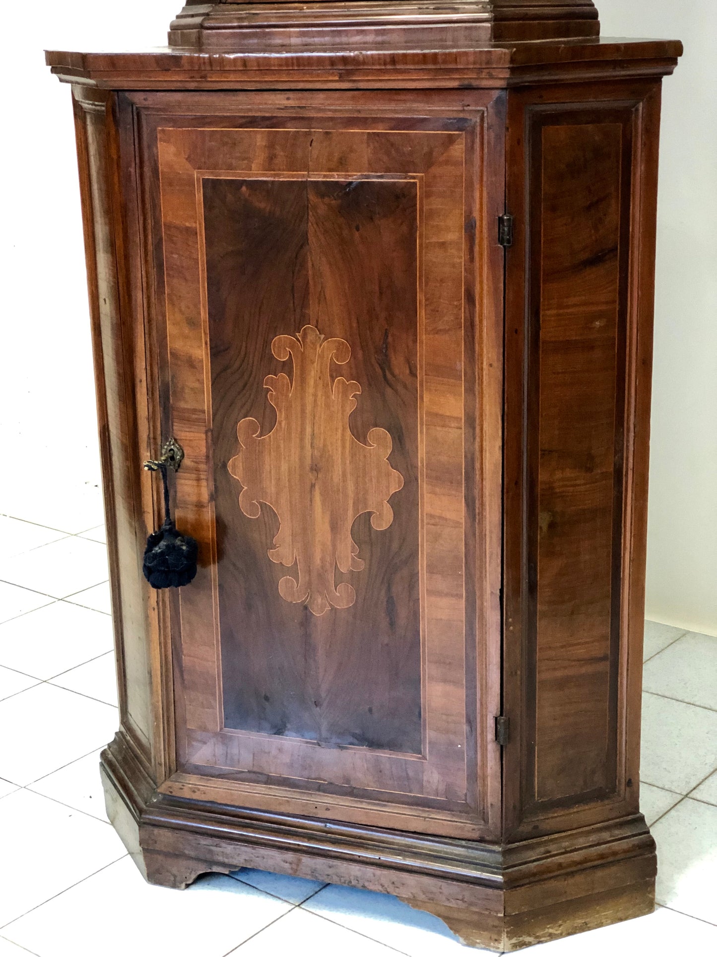 Cantonale Luigi XIV completamente lastronato. Fine 600 inizio 700