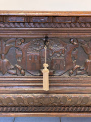 Cassapanca lombarda scolpita . Cremona inizio XVII secolo