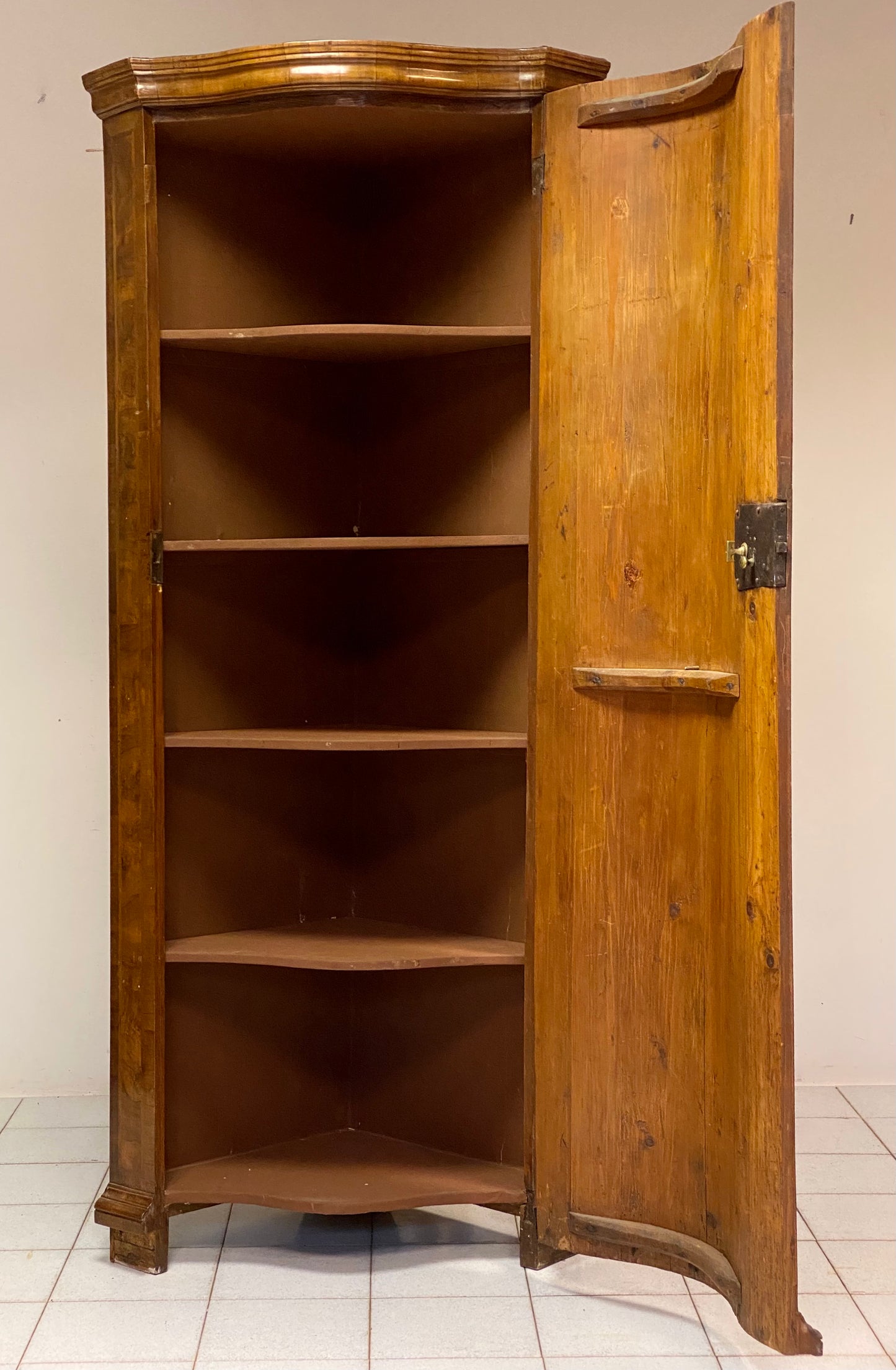 Curved Louis XIV corner cabinet. Ferrara, late 17th century