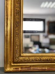 Specchiera lombarda in foglia oro zecchino . Metà XIX secolo . Restaurata