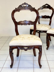 Quattro sedie in noce Luigi Filippo . Restaurate