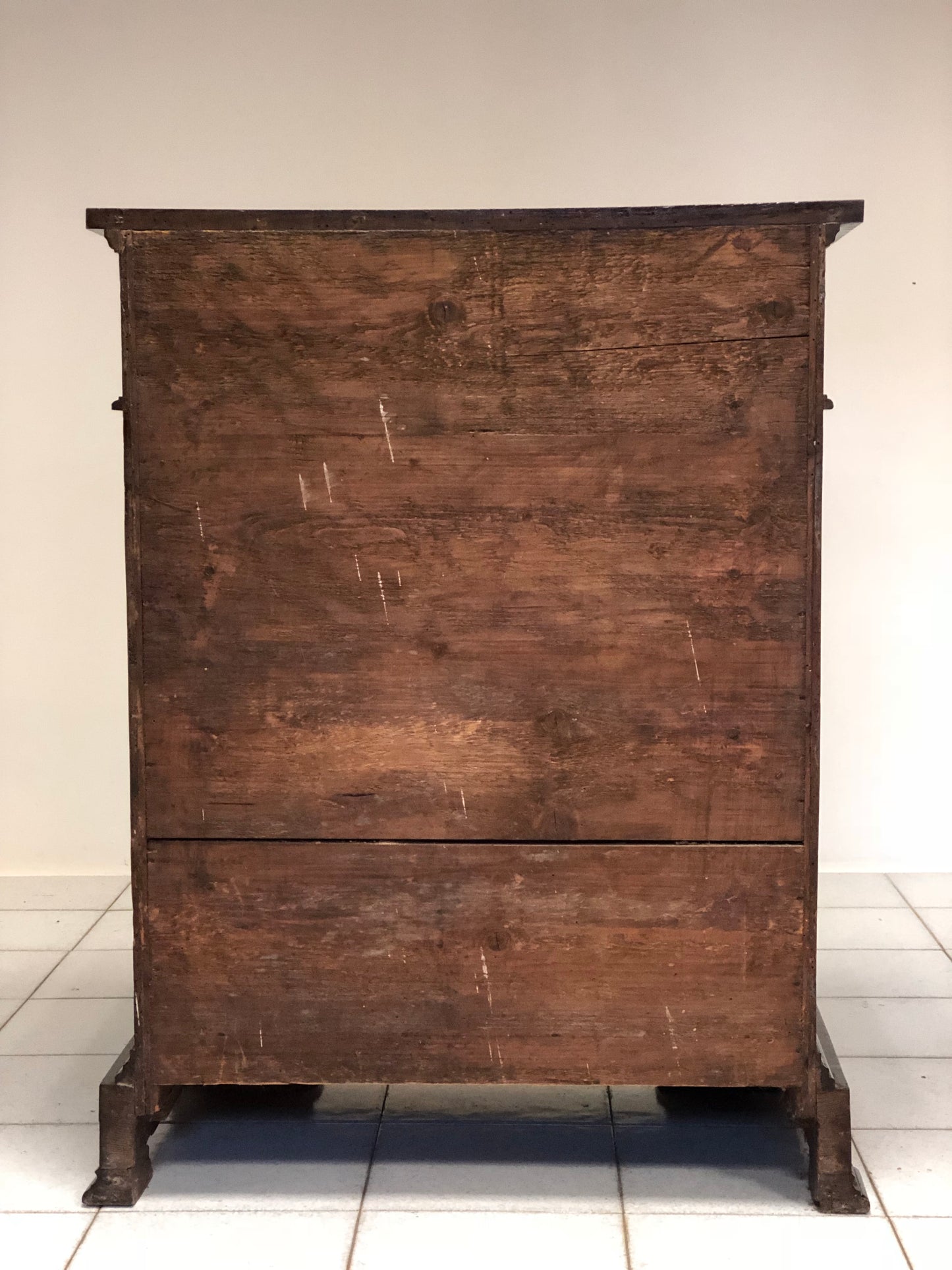 Tuscan walnut chest of drawers, early 19th century