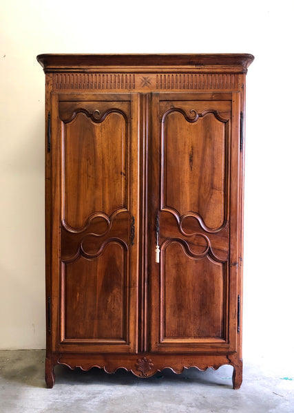 Armadio in noce Luigi XV . XVIII secolo ( restaurato)