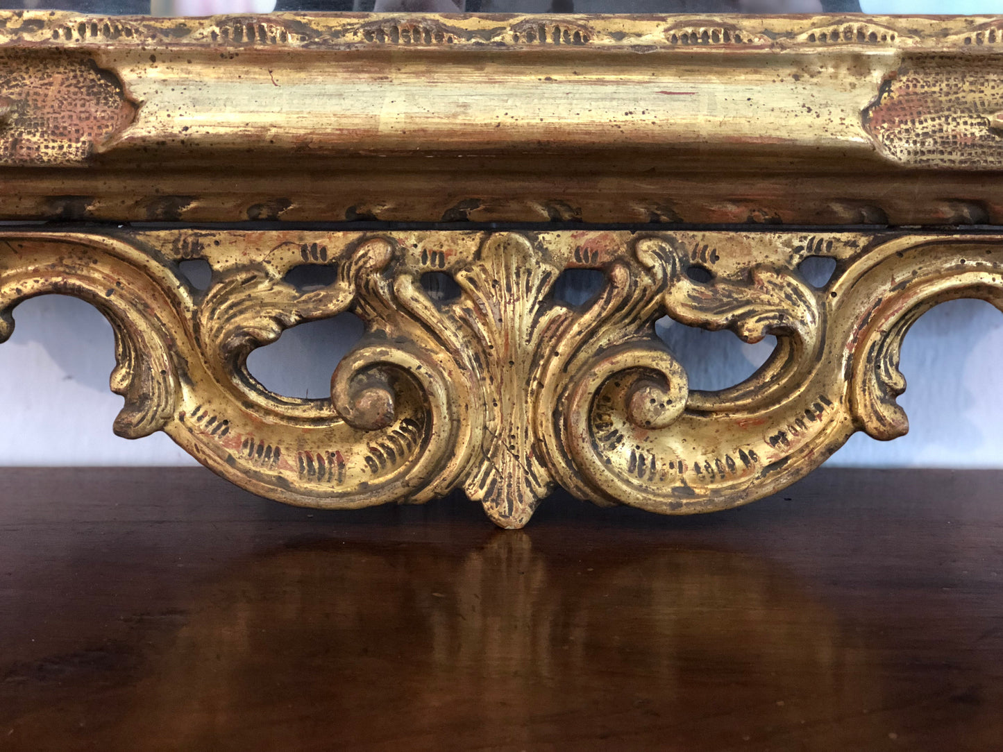 Specchiera lombarda in legno intagliata e dorata in oro zecchino