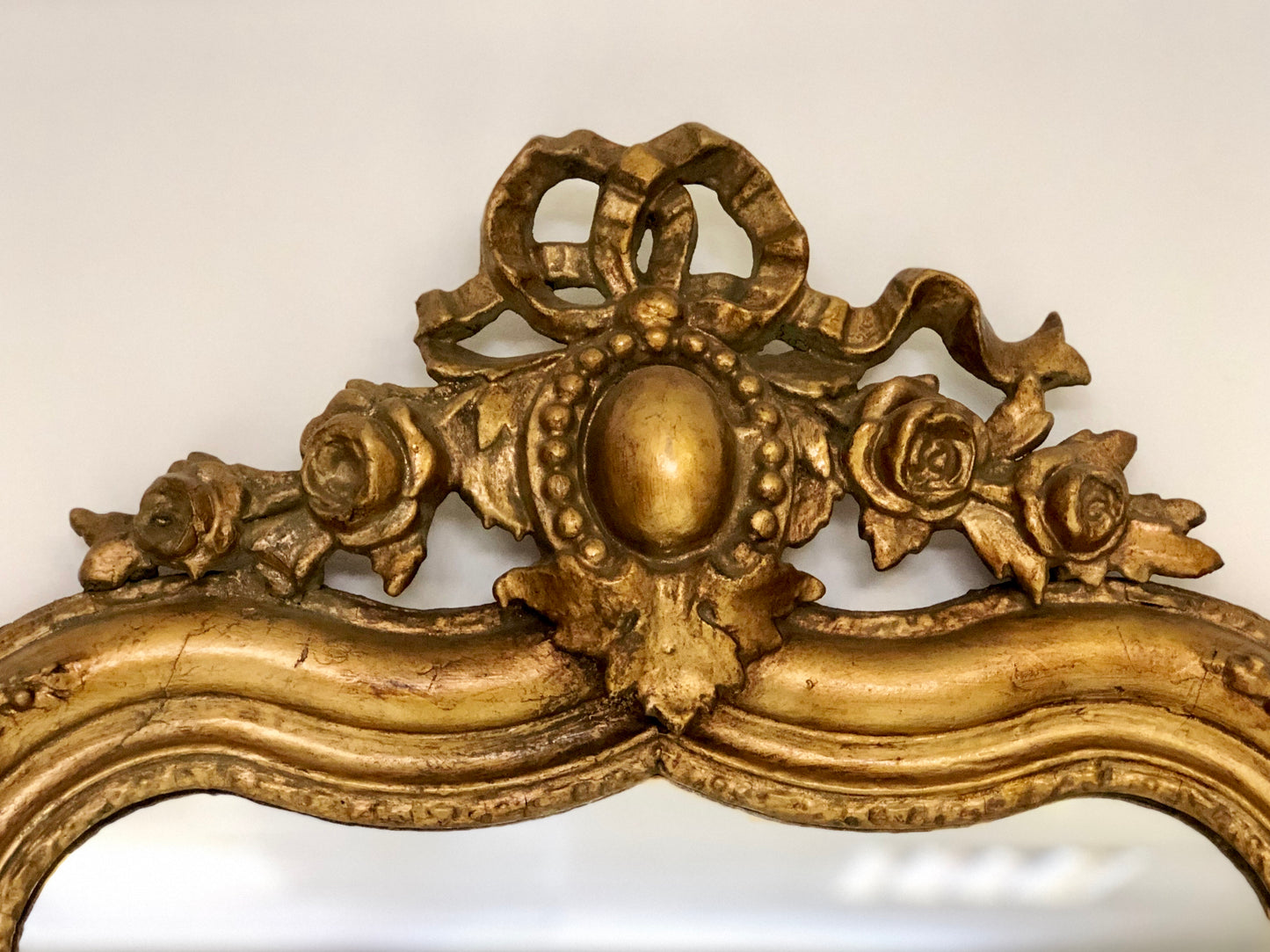Specchiera in legno intagliato dorato . XIX secolo