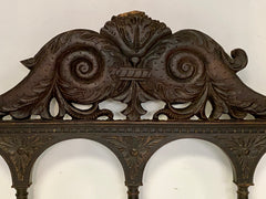 Letto in noce matrimoniale . XVII secolo