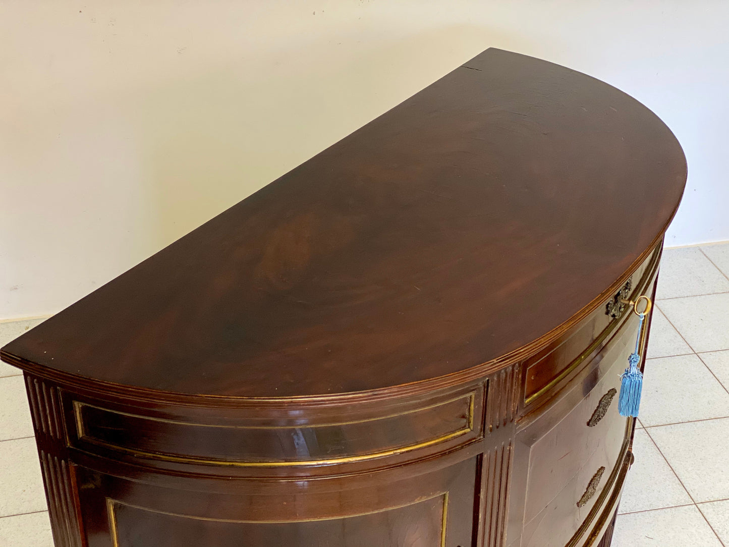 Credenza a demilune . Francia XIX secolo