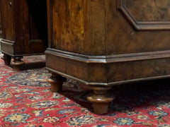 Scrivania da centro in noce e radica . Piano in pelle