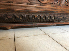Cassapanca lombarda bresciana in noce con cariatide . Inizio 600