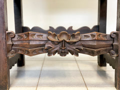 Trono Lombardo in noce con borchie . XVI - XVII secolo