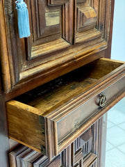 Credenza stipo in noce . XVIII secolo