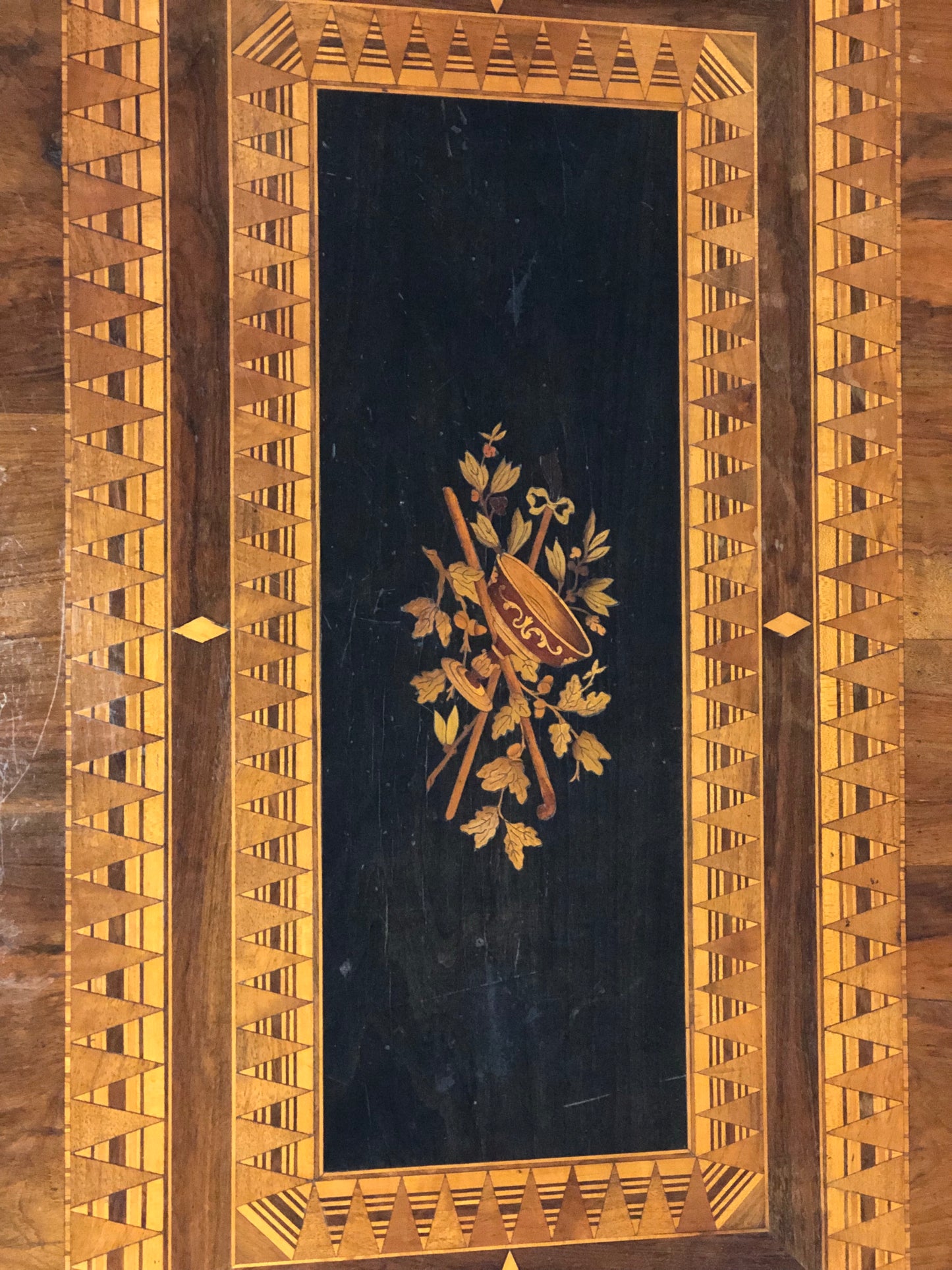 Tavolino di Rolo intarsiato . XIX secolo