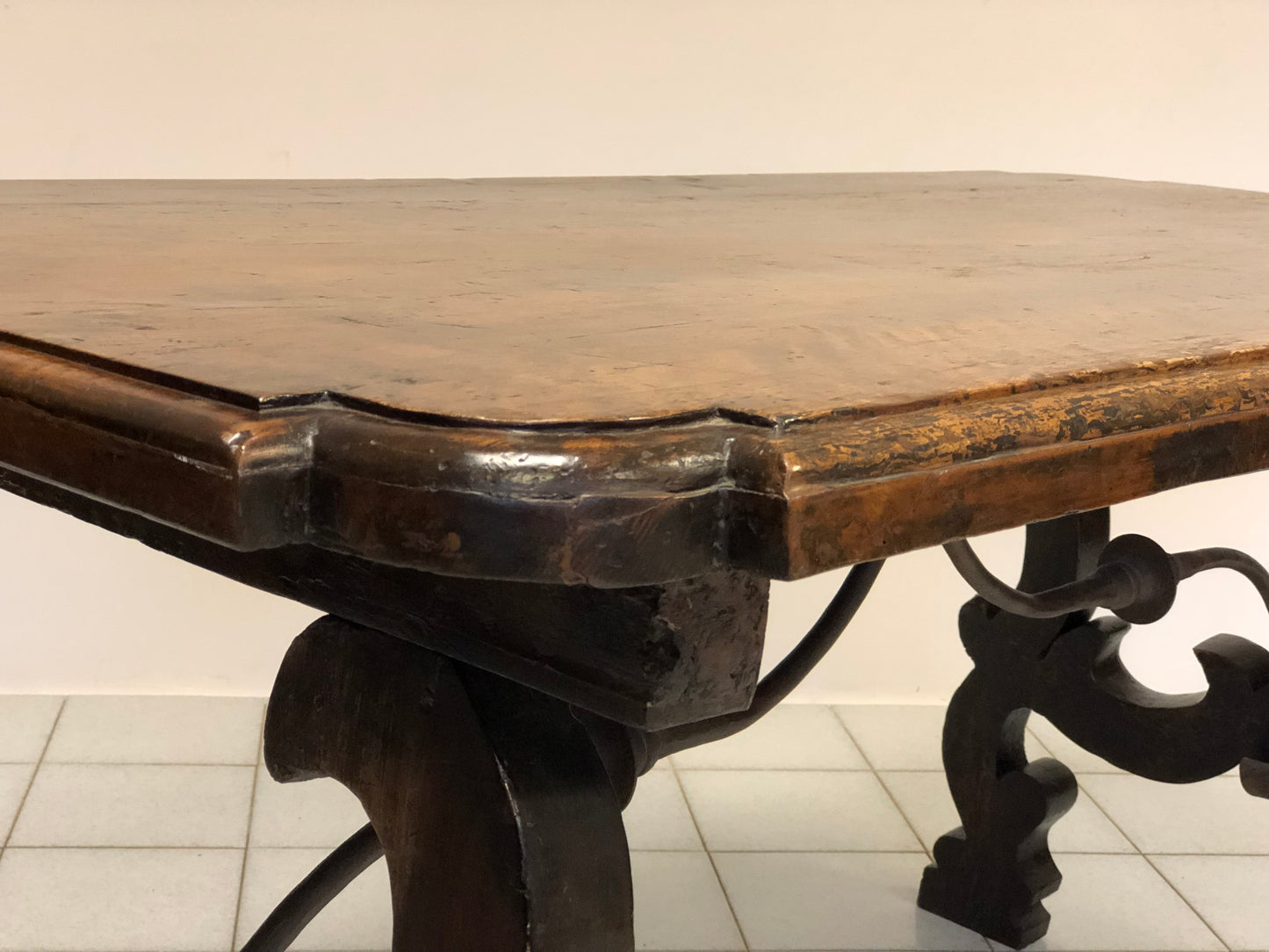 Tavolo fratino in noce con gambe a lira