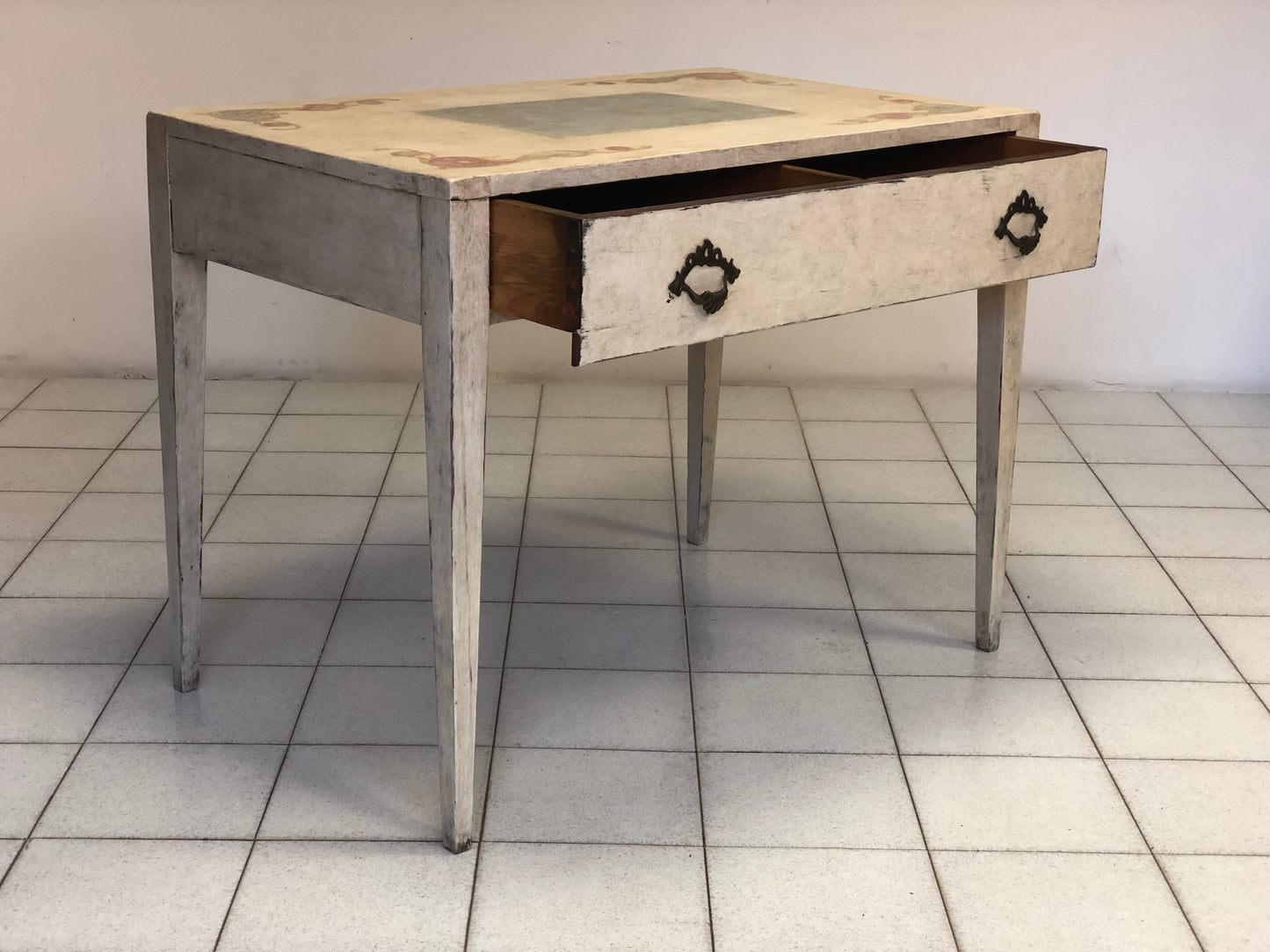 Lacquered and painted table with pin legs