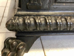Cassapanca lombarda con cariatidi . XVII secolo
