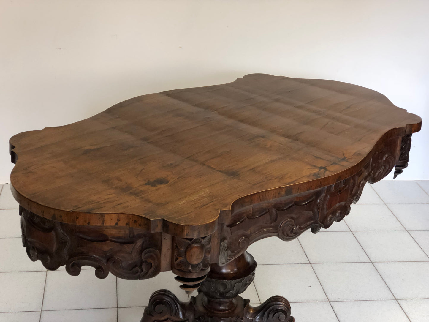 Tavolo a biscotto intagliato Carlo X . Restaurato