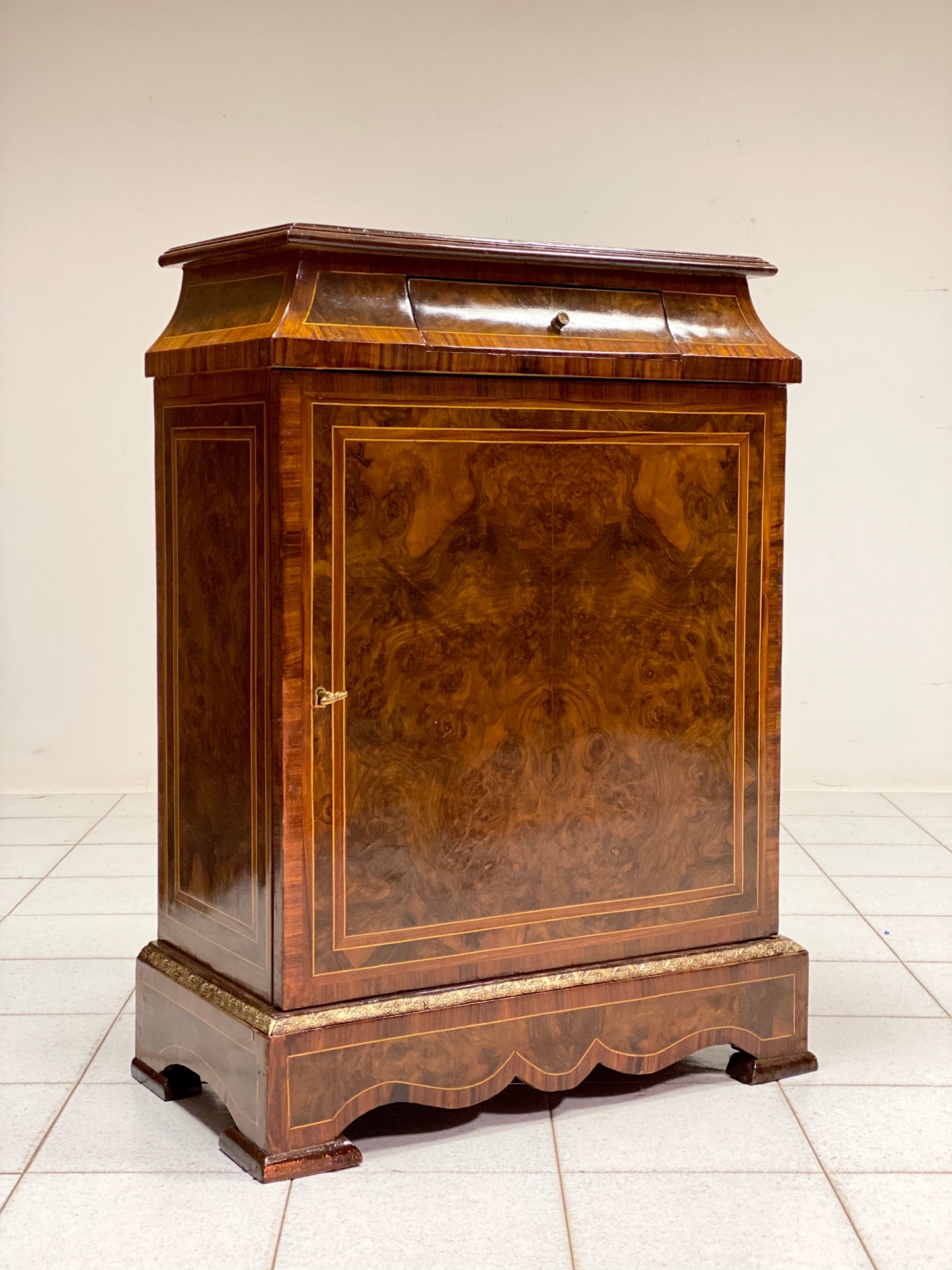 Credenza mobiletto radicato fine XIX secolo