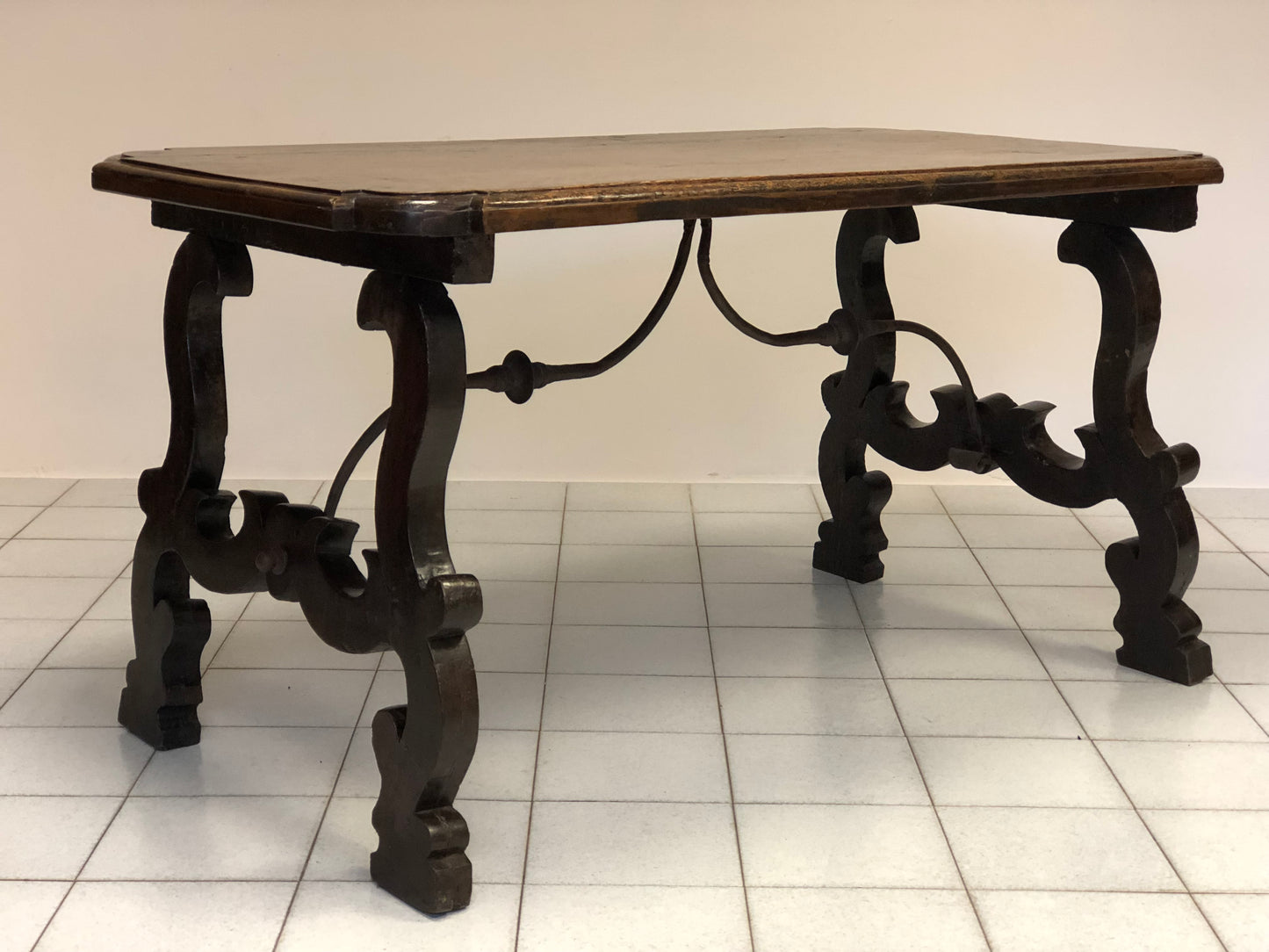 Tavolo fratino in noce con gambe a lira