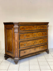 Canterano Lombardo in noce . Milano XVII secolo