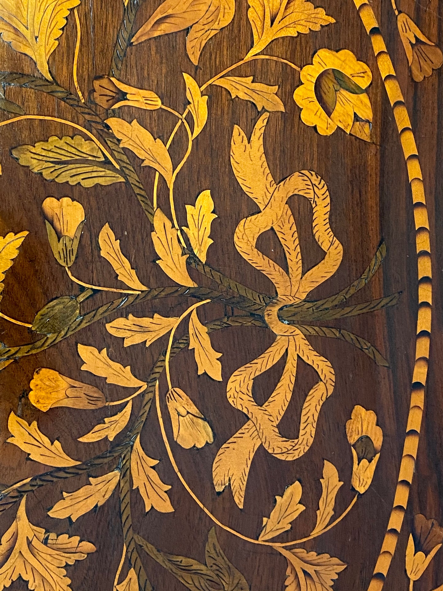Mobiletto cassettone sagomato . Olanda XVIII secolo