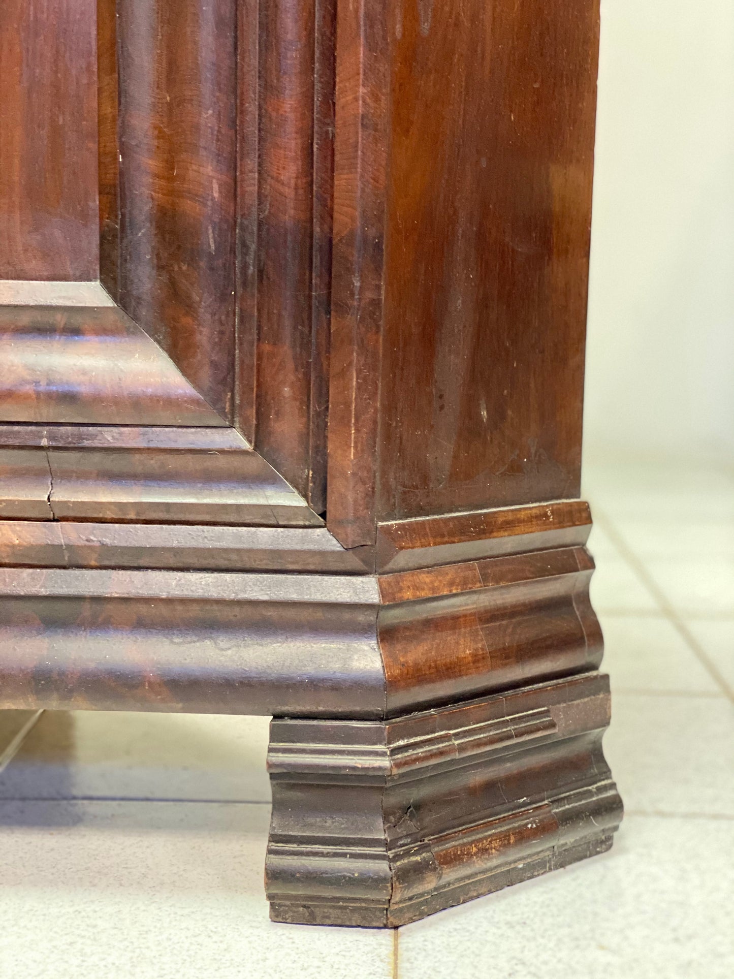 Angoliera in mogano e piuma di mogano. XIX secolo