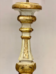 Coppia di candelieri in legno intagliato dorato . Marche Luigi XIV