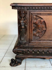 Cassapanca lombarda bresciana in noce con cariatide . Inizio 600