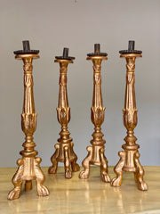 Gruppo di quattro candelieri in foglia oro . Lombardia epoca impero