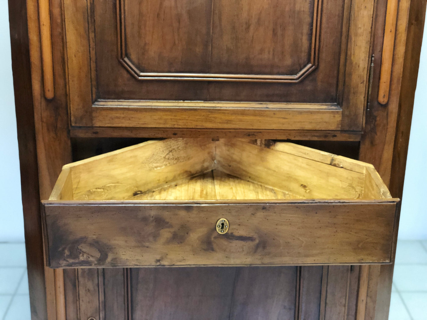 Walnut corner cabinet. Modena Reggio. 18th century