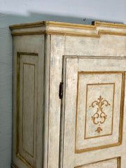 Armadio dipinto e decorato . Piemonte inizio XIX secolo
