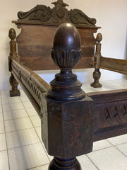 Letto in noce Luigi XIV . Lombardia XVII secolo