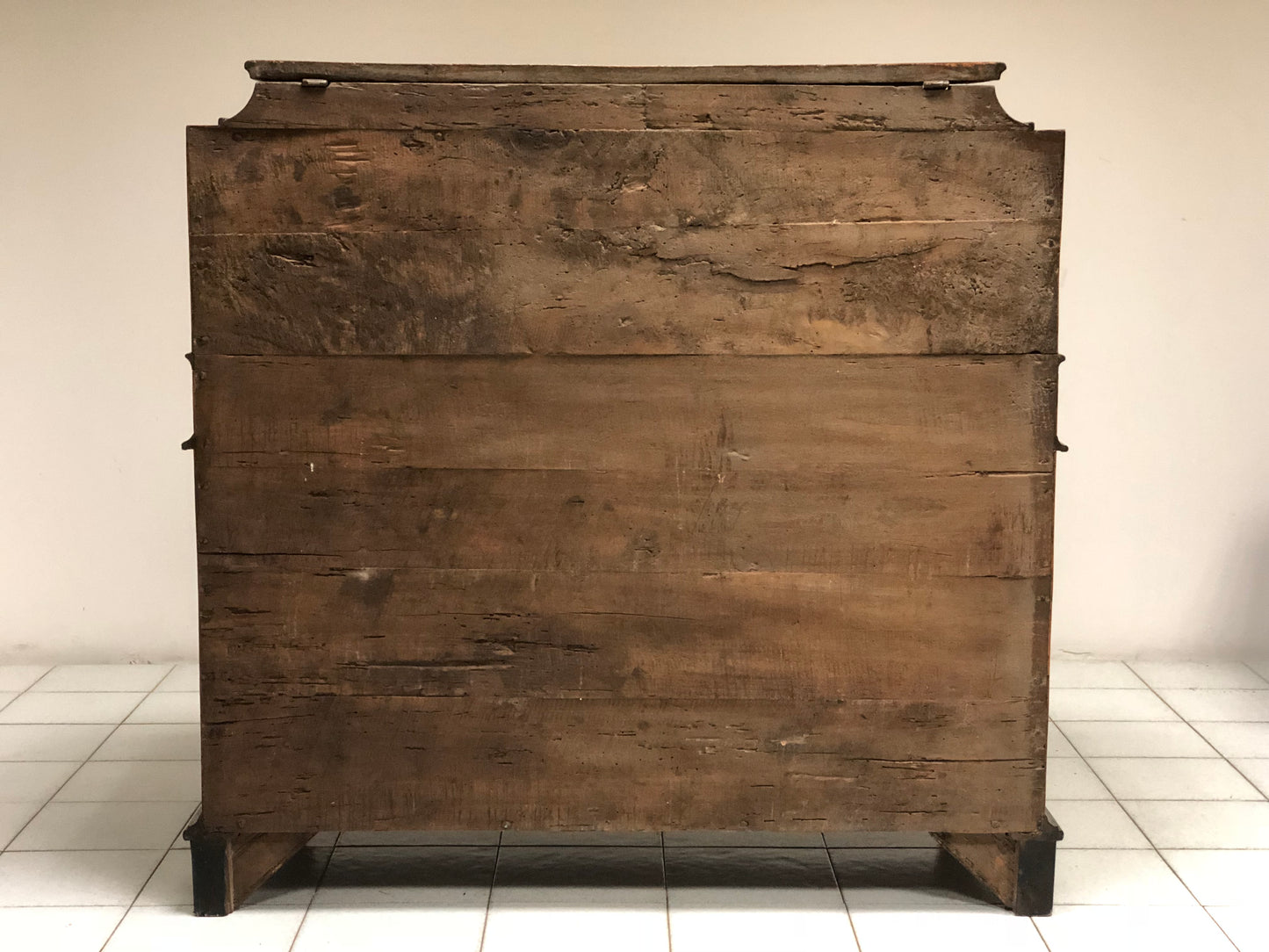 Lombard flap moved on the walnut root front. Early 19th century